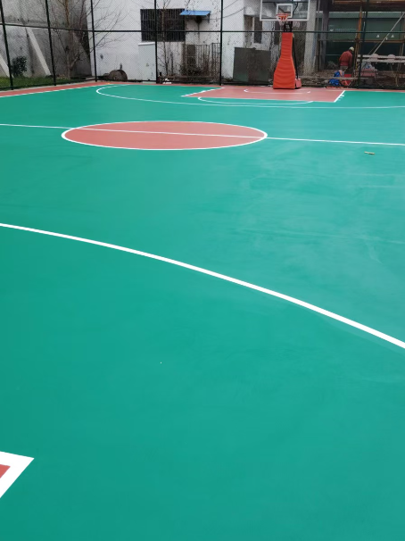 和布克赛尔 球场长期使用易出现地面开裂